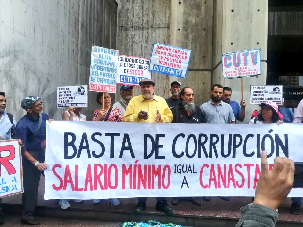 LdcVenezuela's tweet photo. Representantes de varias organizaciones de izquierda se concentraron frente a la Defensoría del Pueblo en solidaridad con los jubilados de la #CVG y los activistas del Colectivo Cultural #Toromayma, recientemente amedrentados por funcionarios del #CICPC.
#22Agosto https://t.co/hbR7vMulhV