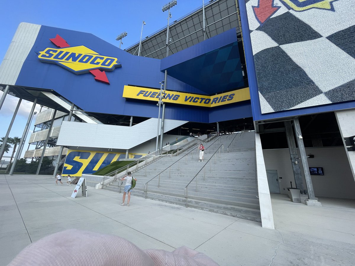 DalhalvaigDavid's tweet photo. #nascar https://t.co/t5d25nGlWt