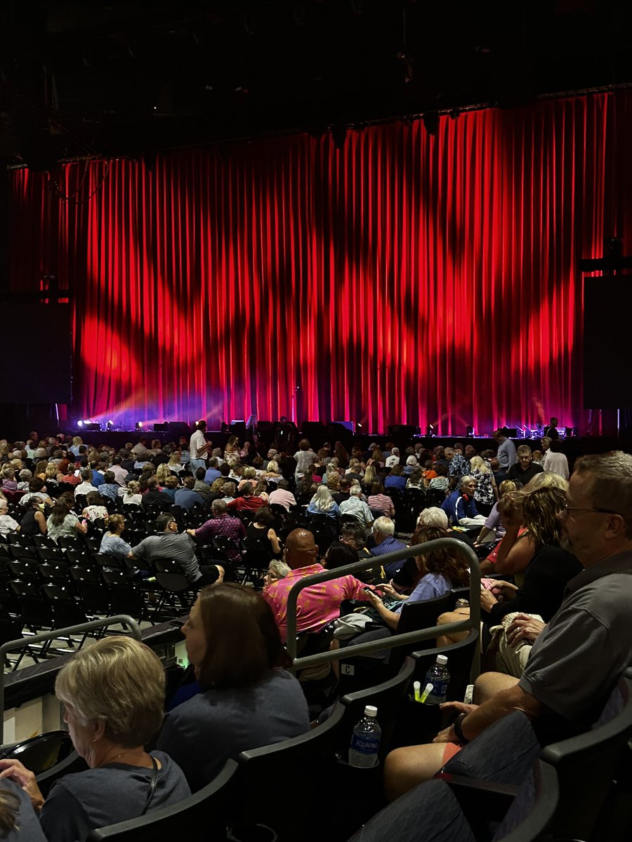 Babsongs's tweet photo. Waiting for #manilow!!! (Since I was about 12!!) #nationwidearena https://t.co/Sp3TLNHtZn