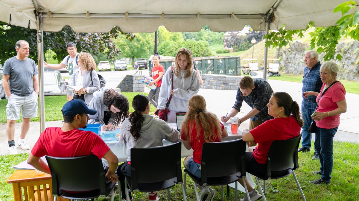 Marist's tweet photo. Today, we welcomed our newest transfer students to the #RedFoxFamily— here are just a few of our favorite scenes from #MoveIn!🦊📸💥 https://t.co/vGmcsrjKEH