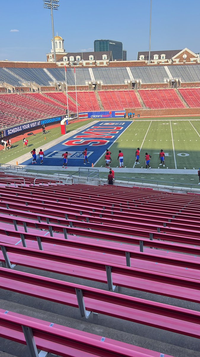 Why does the <a href="/Duncanville_Fb/">Duncanville High School Football 🏈</a> O-Line look like they are already playing at <a href="/SMUFB/">SMU Football</a> ?  #FridayNightLights #Size #Trenches