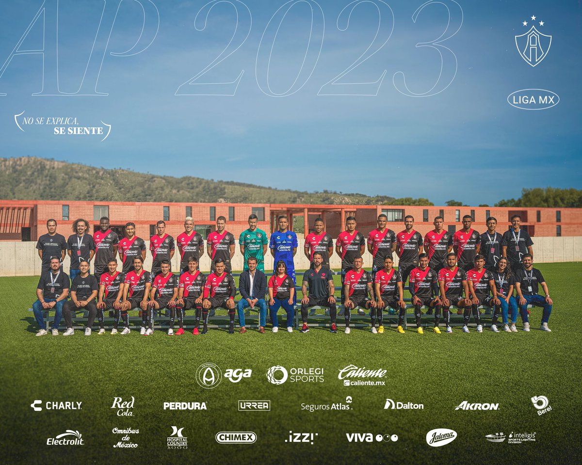 AtlasFC's tweet photo. ¡Esta es nuestra foto oficial Apertura 2023! 

Todos juntos en la nueva casa… ¡La Academia AGA! ❤️🖤 Y en compañía de nuestros abonados ganadores del Superpremio de Pase Rojinegro, estamos listos para seguir transformando la historia, porque esto 

#NoSeExplicaSeSiente 🦊 https://t.co/o7VMAFVlso