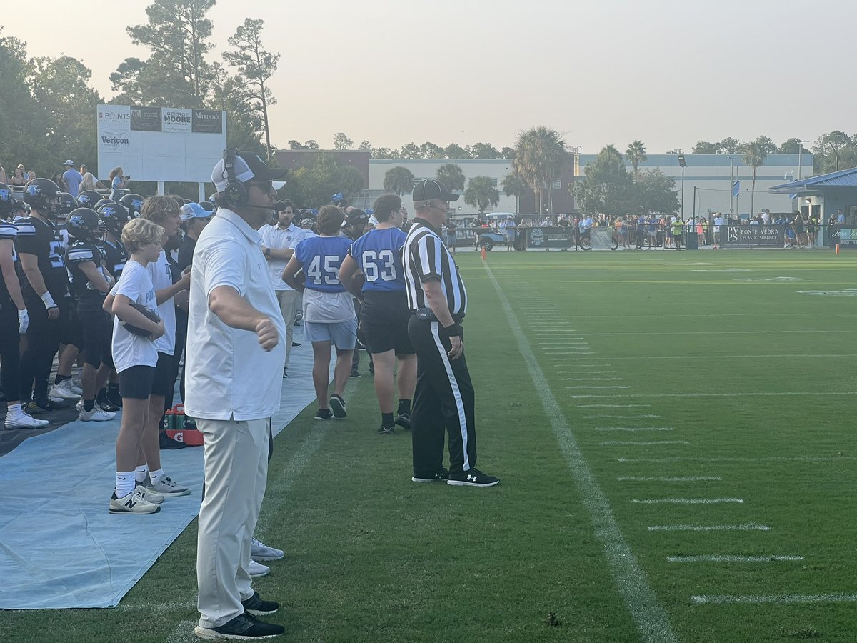 BrentASJax's tweet photo. Here we go! @PVSharksFB vs @BTHS_Football - Bears strike quick 7-0. @ActionSportsJax #BlitzIsOn #ASJax https://t.co/oEJwvS8MFS