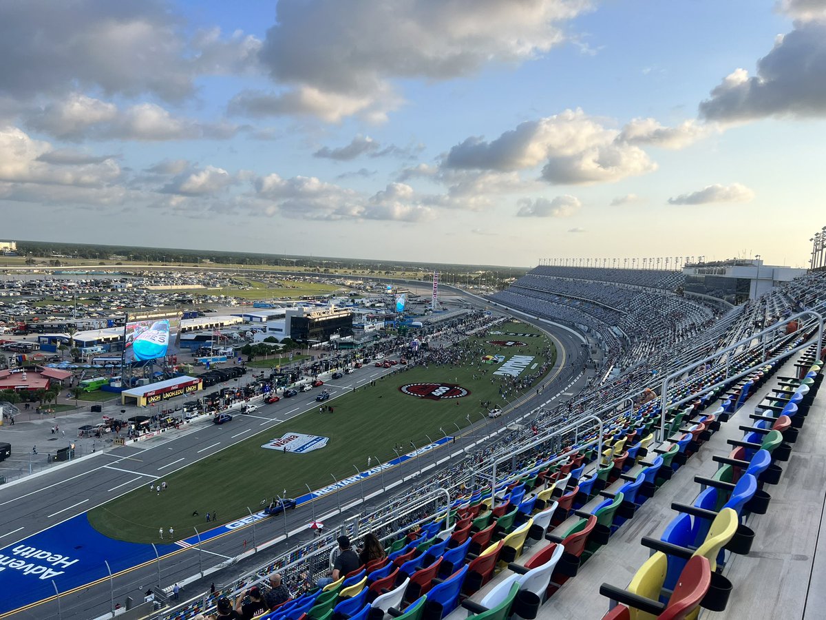 Looking lovely prior to the start of the #Wawa250 here @DAYTONA. Just some clouds but no rain nearby. @RaceWeather