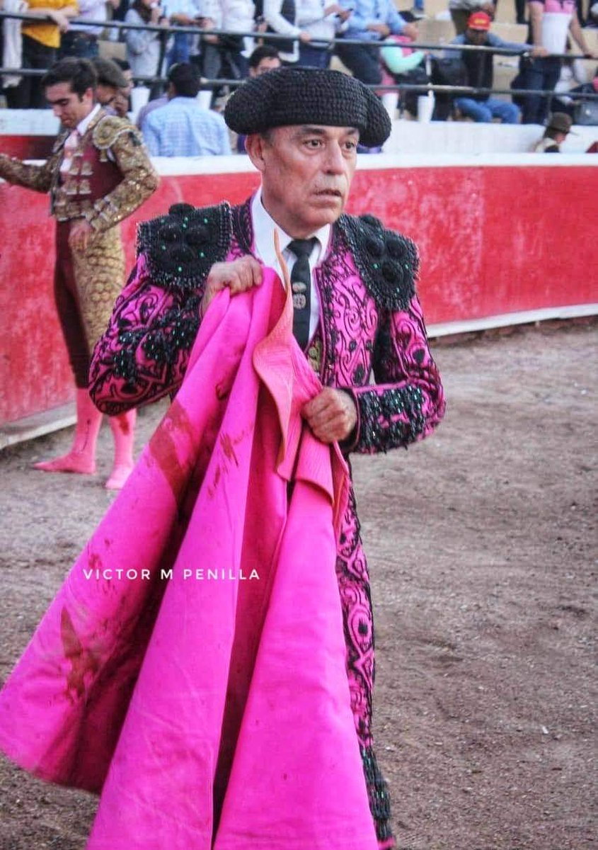 vmpenilla's tweet photo. #UnDíaComoHoy pero de 1991,
Presentó su examen profesional de #Banderillero, Alejandro "El #Guero" De León, en la Plaza de #toros Monumental #Monterrey, con toros de la ganadería de #Begoña que lidiaron los diestros; Eloy #Cavazos y Miguel Espinosa "#ArmiilitaChico" https://t.co/OOJiZa0XvT