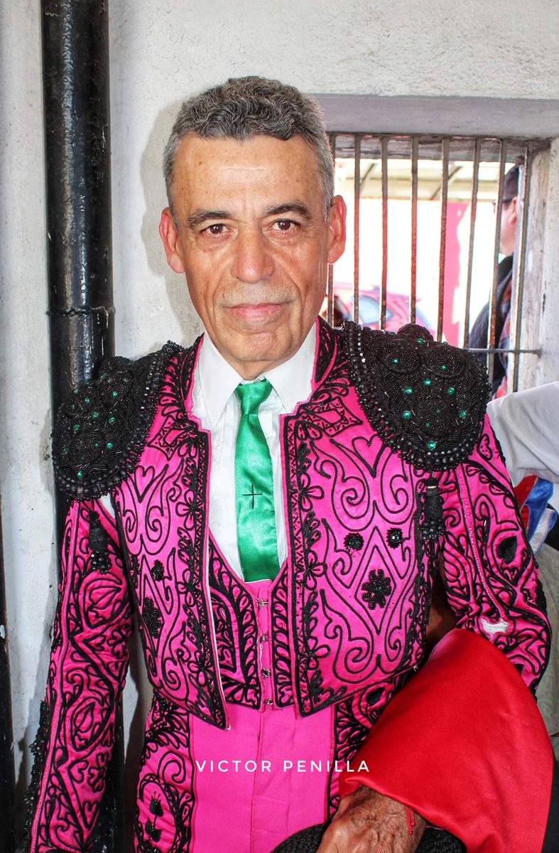 vmpenilla's tweet photo. #UnDíaComoHoy pero de 1991,
Presentó su examen profesional de #Banderillero, Alejandro "El #Guero" De León, en la Plaza de #toros Monumental #Monterrey, con toros de la ganadería de #Begoña que lidiaron los diestros; Eloy #Cavazos y Miguel Espinosa "#ArmiilitaChico" https://t.co/OOJiZa0XvT