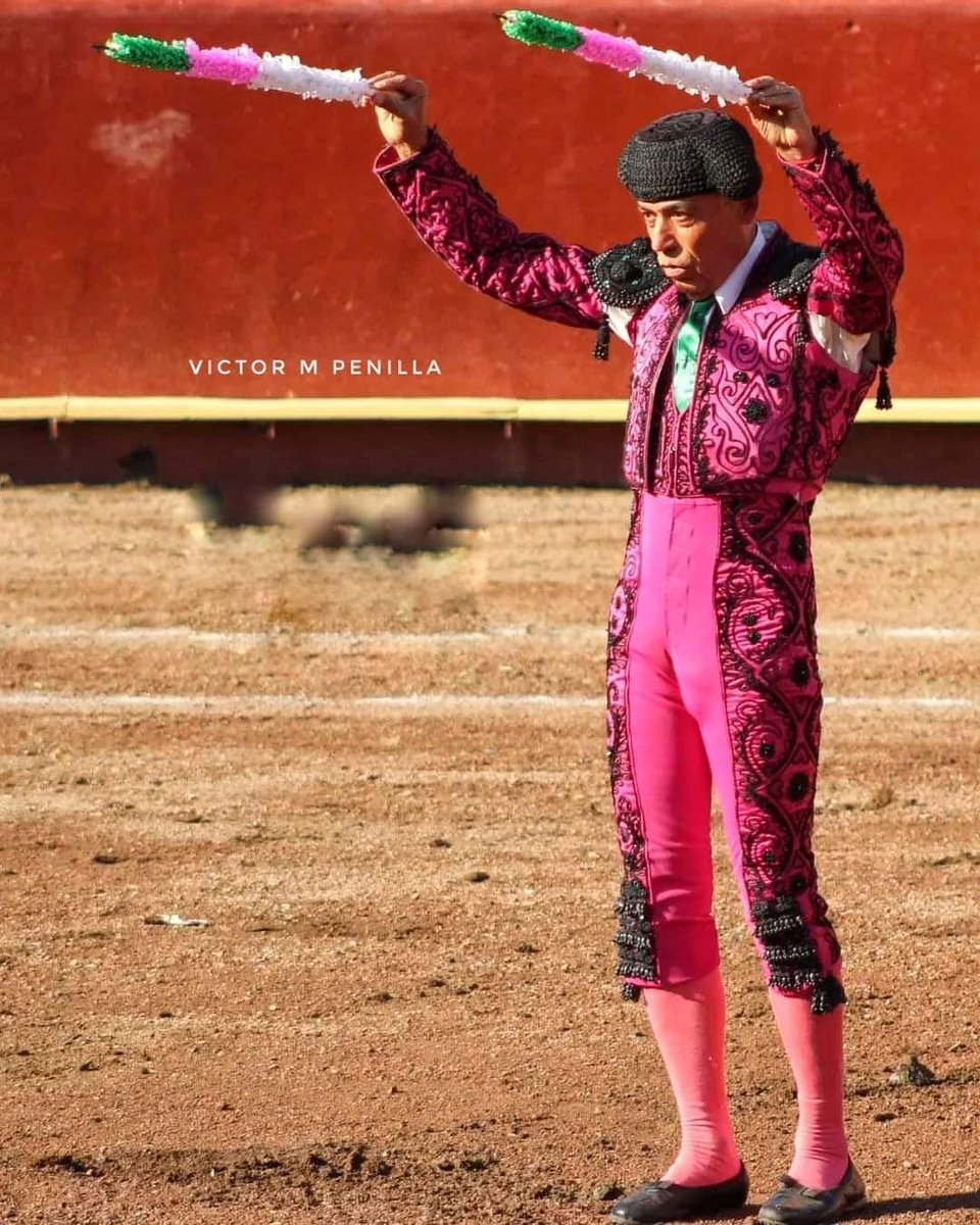 vmpenilla's tweet photo. #UnDíaComoHoy pero de 1991,
Presentó su examen profesional de #Banderillero, Alejandro "El #Guero" De León, en la Plaza de #toros Monumental #Monterrey, con toros de la ganadería de #Begoña que lidiaron los diestros; Eloy #Cavazos y Miguel Espinosa "#ArmiilitaChico" https://t.co/OOJiZa0XvT