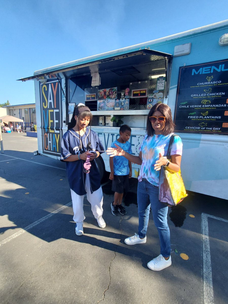 ricard_mona's tweet photo. Welcome Back Jamboree! #SequoiaElem families, staff and teachers celebrating being back together! @SequoiaEL @MtDiabloUSD @MDGardenEdu https://t.co/WDRzb6LD2t