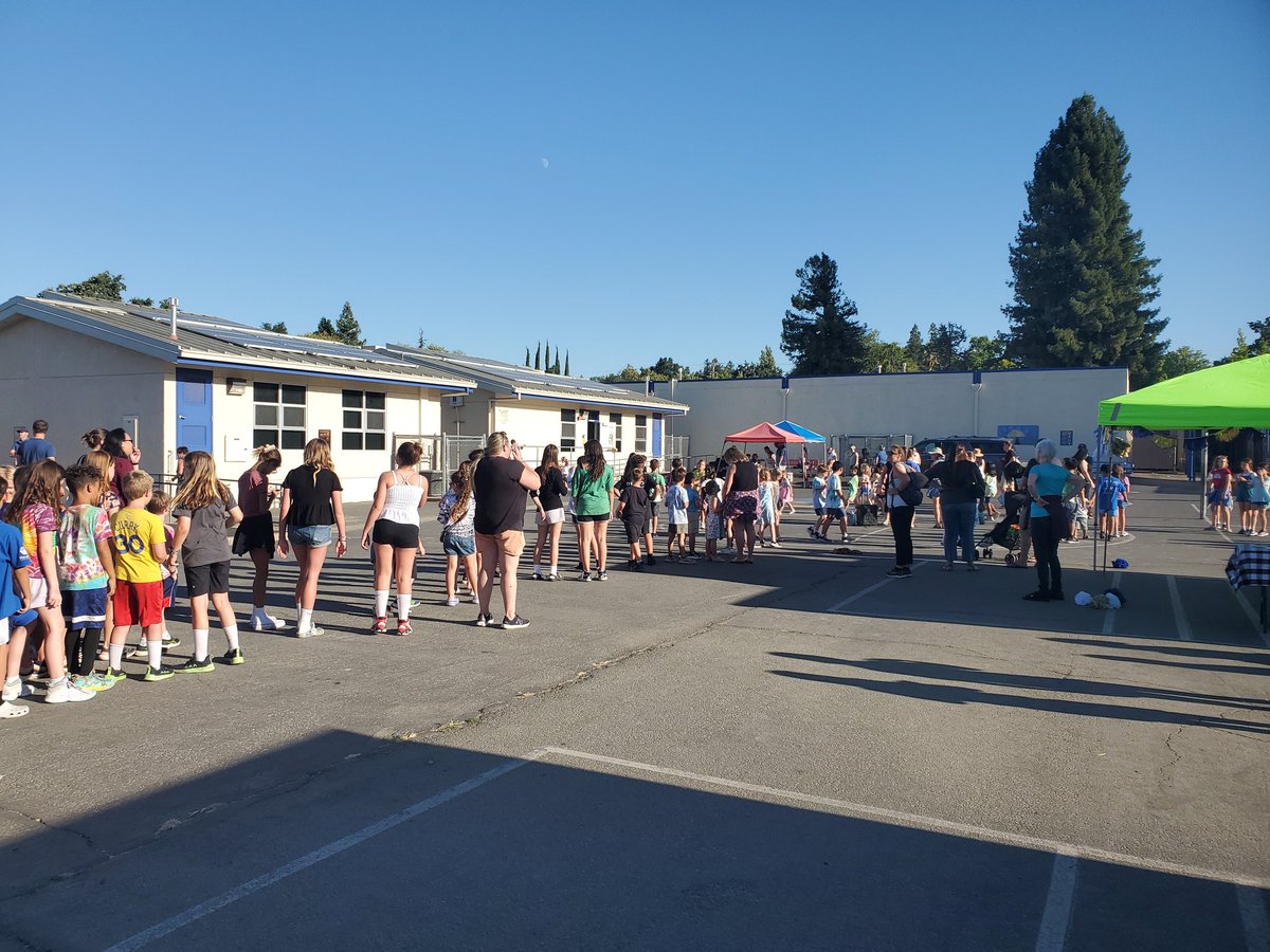 ricard_mona's tweet photo. Welcome Back Jamboree! #SequoiaElem families, staff and teachers celebrating being back together! @SequoiaEL @MtDiabloUSD @MDGardenEdu https://t.co/WDRzb6LD2t