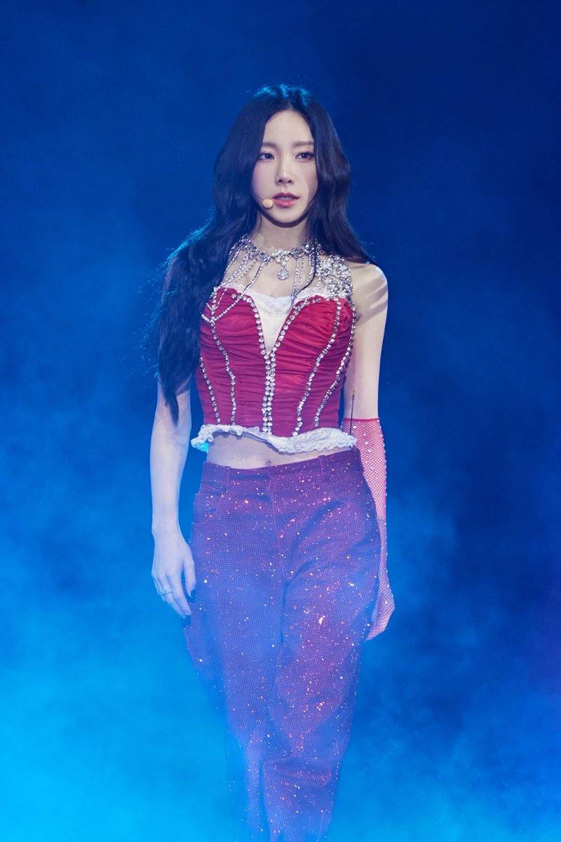 kpop moments that could kill a sapphic (@kpopsapphic) on Twitter photo 