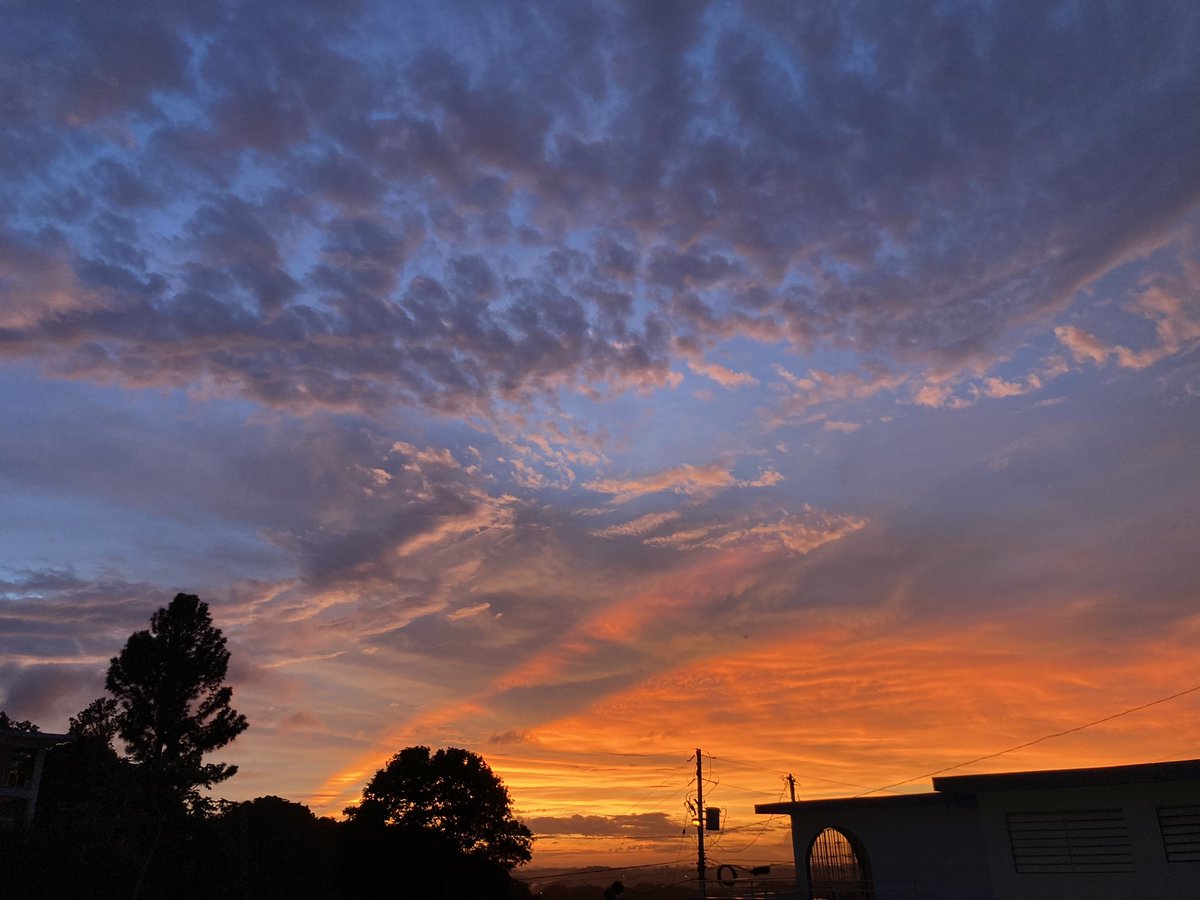 YVillarin's tweet photo. Los cielos cuentan… #laobradesusmanos  #psalm19 #sunset #undiaalavez  #sky #nofilter #PuertoRico #cielo https://t.co/tPb5yzTr2H