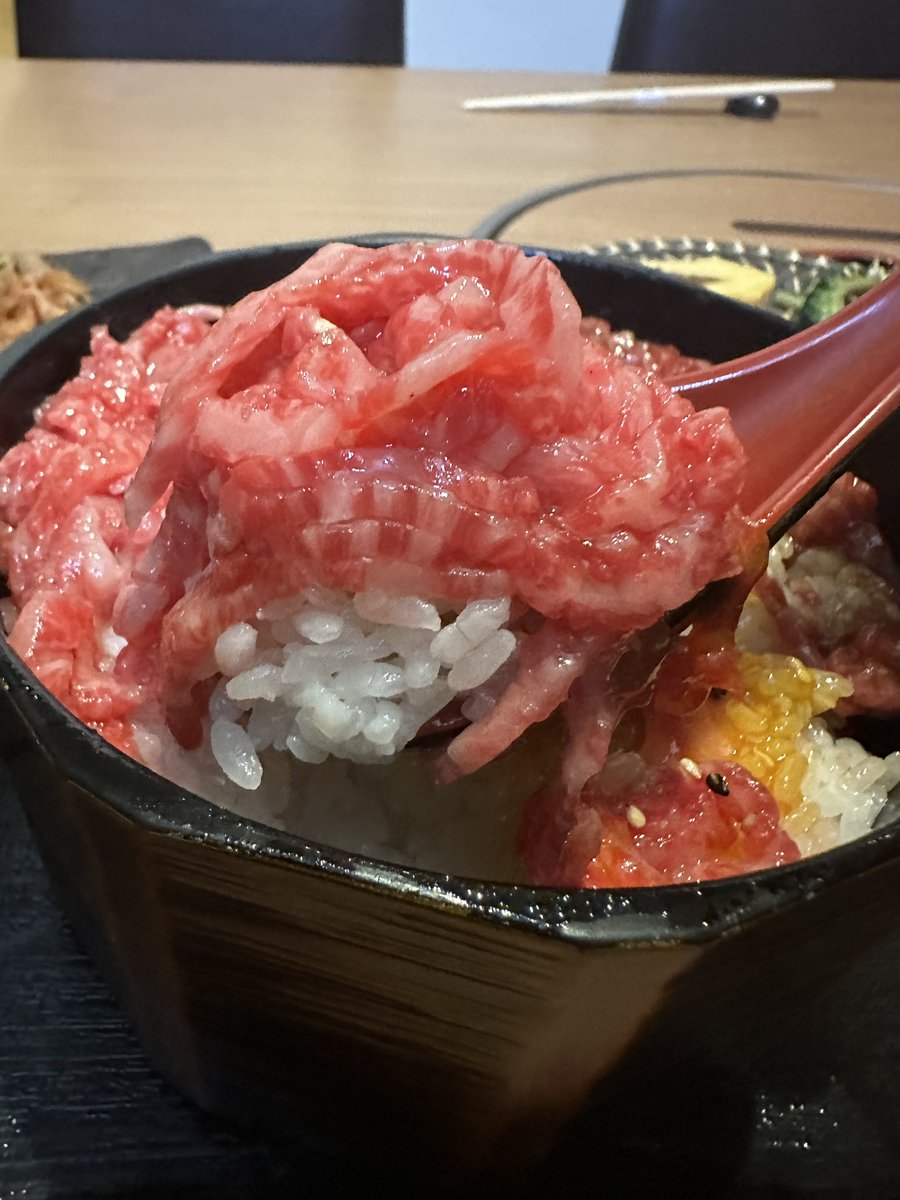 gourmetemperor's tweet photo. 愛知県で美味しいユッケが食べたい人は焼肉水谷さんに行ってください！

@yakinikumizutani 

保健所の許可をちゃんと取ってる合法的にユッケが食べれます😊

しかも選び抜かれた美味しい肉を使っているので美味しい🤤

和牛ユッケ丼　4,980円
塩ユッケとタレユッケのハーフで頼みました😎
2つの味が楽しめて2度たまらんです🤤

多分、TikTokでバズって頼む人続出中なので予約してから行ってね〜

今のところ昼限定メニューだから気をつけてね😊

店名　焼肉水谷
📍 〒477-0031 愛知県東海市大田町蟹田３−８
🈺11時半〜14時　17時半〜23時
火曜水曜休み

If you want to eat delicious yukhoe in Aichi, please go to Yakiniku Mizutani!

@grilled meat mizutani

You can eat yukhoe legally with the permission of the public health center 😊

It's delicious because it uses delicious meat that I chose unintentionally 🤤

Wagyu yukhoe rice bowl 4,980 yen
I asked for half of salted yukhoe and half of tare yukhoe 😎
2 flavors are made and it's irresistible twice 🤤

Perhaps there are many people asking for buzz on TikTok, so please make a reservation before going.

It's a limited menu for lunch, so be careful 😊

Name: Yakiniku Mizutani
📍3-8 Kanita, Otacho, Tokai City, Aichi Prefecture 477-0031
🈺11:30-14:00, 17:30-23:00
Closed on Tuesdays and Wednesdays

如果你想在爱知县吃到美味的生鱼片，就来水谷烤肉吧！

@烤肉水谷

获得保健所许可后可以合法食用生姜😊

好吃是因为它使用了我无意中选择的美味肉🤤

和牛生鱼盖饭 4,980日元
我要了一半的咸生鱼和一半的皮生鱼😎
2种口味做出来，两次就无法抗拒🤤

可能有很多人在TikTok上求buzz，所以去之前请先预约一下。

午餐的菜单有限，所以要小心😊

名称： 水谷烤肉
📍477-0031 爱知县东海市太田町蟹田 3-8
🈺11:30-14:00, 17:30-23:00
周二和周三休息

#名古屋グルメ #名古屋ランチ #愛知ランチ #愛知グルメ #東海市グルメ #東海市ランチ #知多半島グルメ #知多半島ランチ #名古屋肉 #肉スタグラム #知多グルメ #知多ランチ #名古屋焼肉 #愛知焼肉 #神戸牛 #川岸牧場 #愛知岐阜グルメ #グルメ帝王 #グルメ帝王名物動画でお楽しみください #全国グルメガイド #ユッケ #ユッケ丼