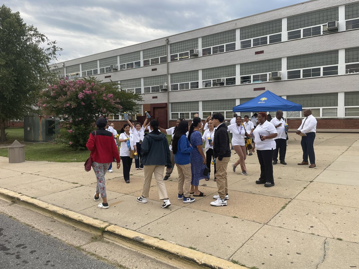 High Point High School Admin and Staff welcomed our incoming 9th grade scholars during their #transitionday. We want to ensure that our scholars will have an opportunity to become familiar with the school environment,  classrooms, and facilities before the actual school year…