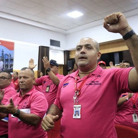 Pdvsa_TV's tweet photo. La defensa y promoción de los derechos e intereses de todos los trabajadores de la industria petrolera, ha sido el tema central durante el primer encuentro nacional de la FUTPV con el ministro de petróleo @TellecheaRuiz. https://t.co/BnfisscD9y