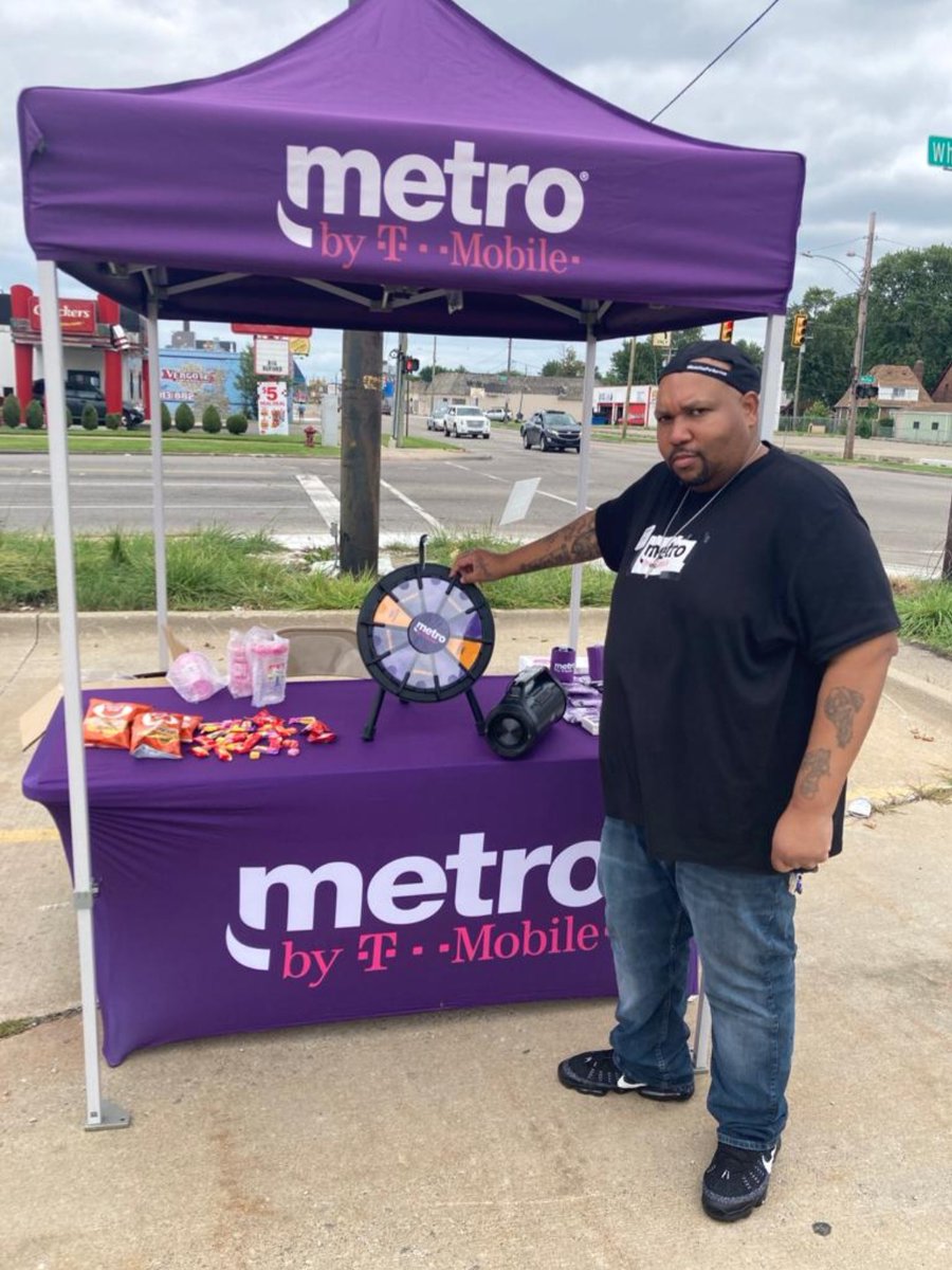 saifcomm's tweet photo. Celebrating our @MetroByTMobile customers at our Harper Ave store in Detroit today!!! They love our #NadaYadaYada approach to wireless!! 💜 @thayesnet @WinstonAwadzi @b_barkoff @ShelleyMarsh30 @JoshFowler2012 @JonFreier https://t.co/oPsWEkwgX5