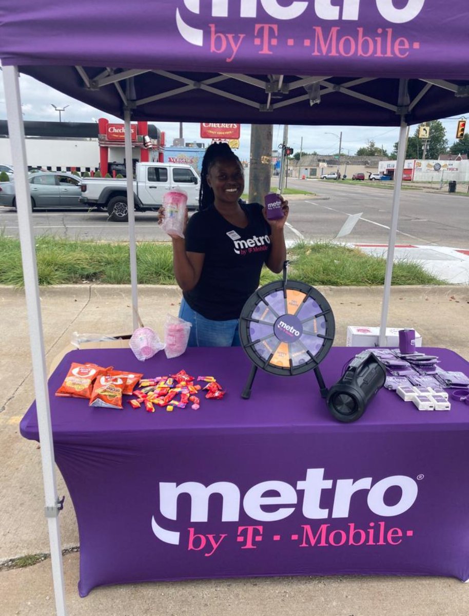 Celebrating our @MetroByTMobile customers at our Harper Ave store in Detroit today!!! They love our #NadaYadaYada approach to wireless!! 💜 @thayesnet @WinstonAwadzi @b_barkoff @ShelleyMarsh30 @JoshFowler2012 @JonFreier