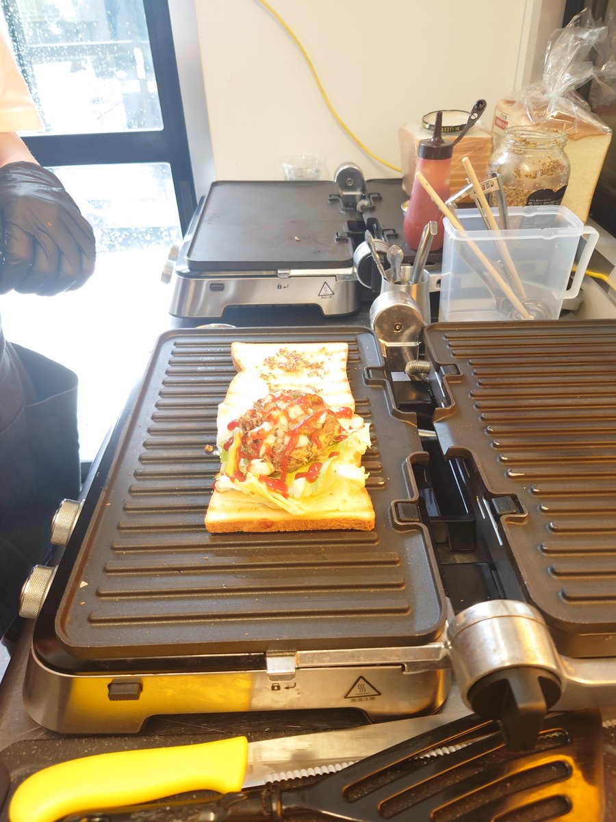 おはようございます。

TOKYO SAND WICH CLUBです！！

自家製のプルドポークはじっくり煮込み、オリジナルソースと絡めました。

食べ応えがあり、サルサソースとの相性も抜群です。

ビールやコーヒーと合わせて、ランチにおすすめです。

＃サンドウィッチ　＃日本橋　＃屋上　＃テラス　＃三越
