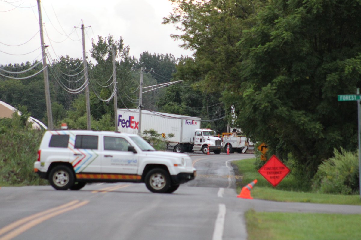 A @FedExHelp truck hit power lines at the @villageofminoa #SolarFarm #SolarProject Baird Street closed #MinoaFarms