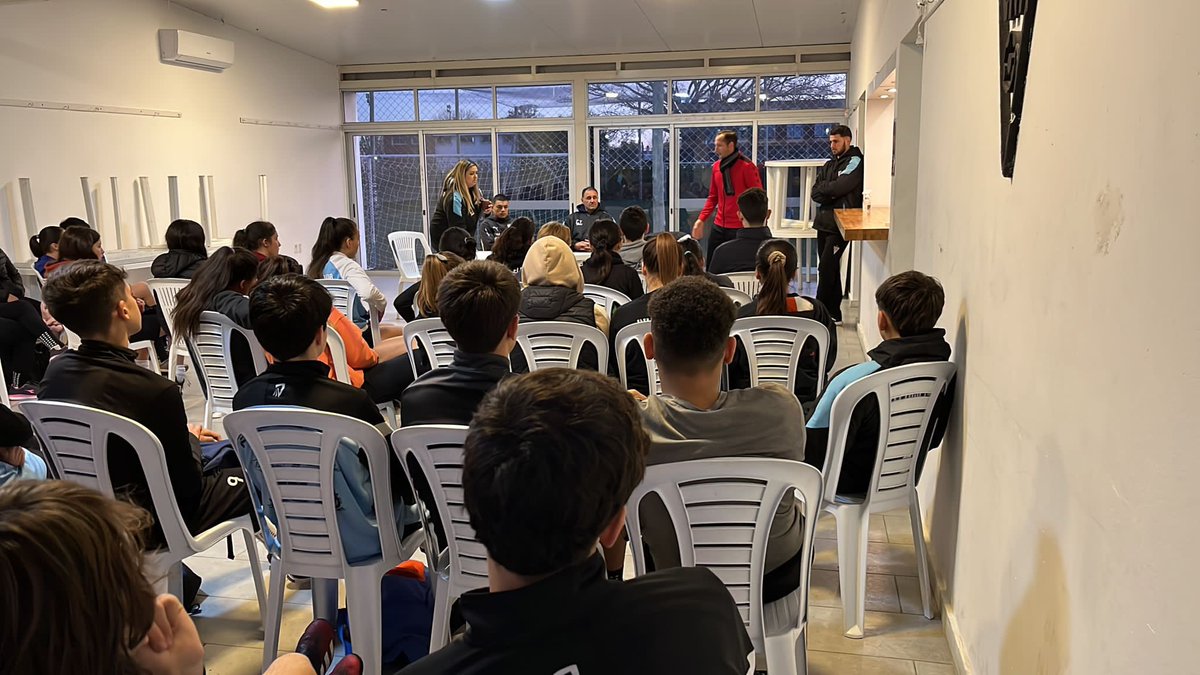 El Club Atlético Florida agradece al Sr. Árbitro Fernando Martinez, por la charla sobre las reglas del juego dada a los planteles   de formativas del Club. Nuestra institución también forma a sus jugadores.