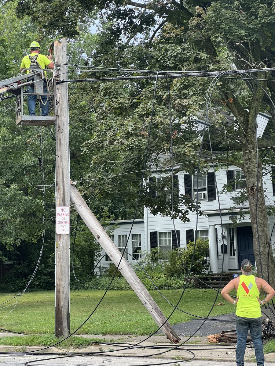nicole_lcsw's tweet photo. Bless these crews working overtime to get power restored!!! This is on Lee Rd between Fairmount &amp; Monmouth. This pole was struck by lightning and crews were able to finally start untangling the wires around 5pm this evening. #clevelandheights @NWSCLE @WEWS https://t.co/qCLr2gWkOA