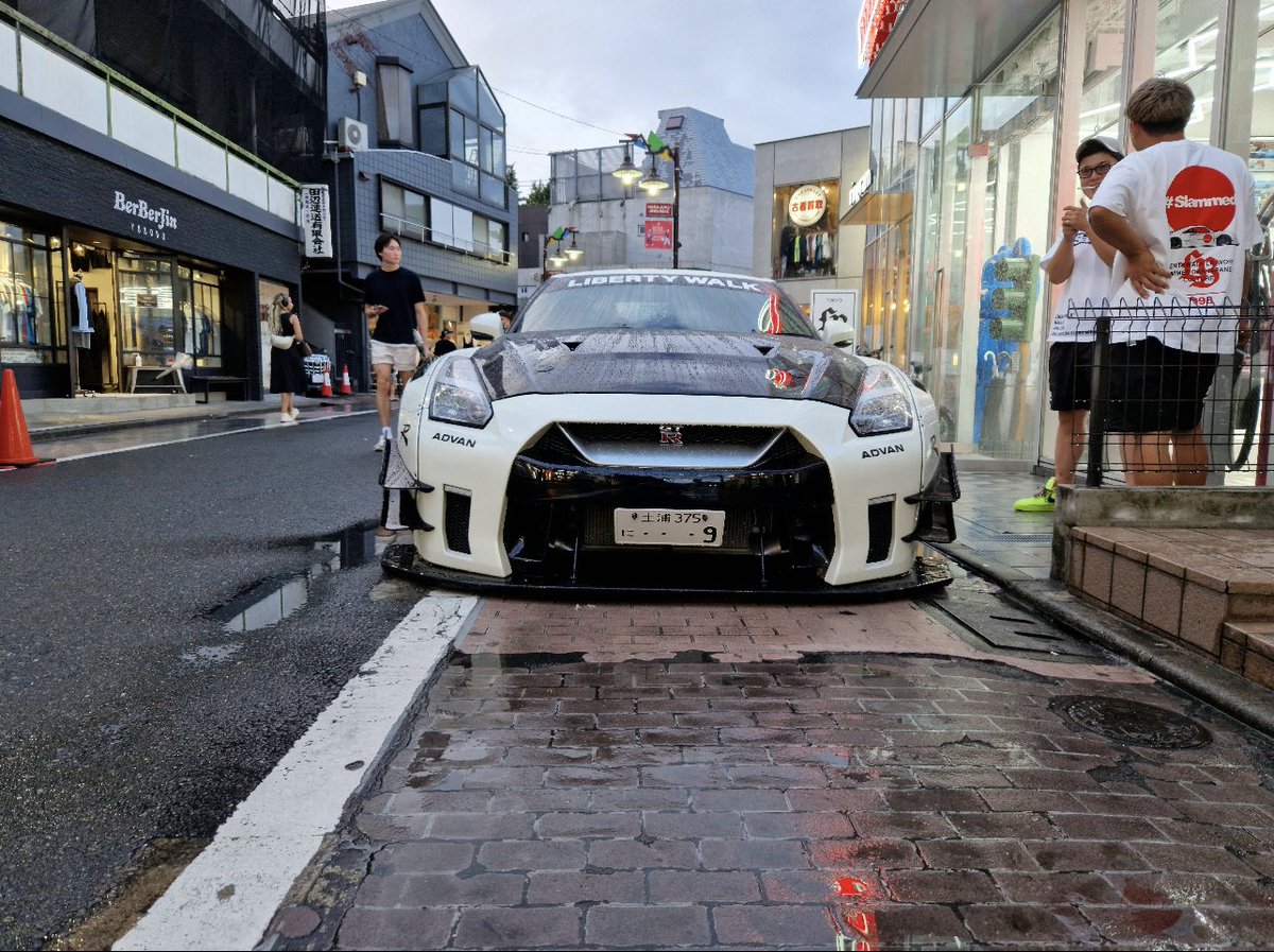 Is that a…. GT-R ?!!