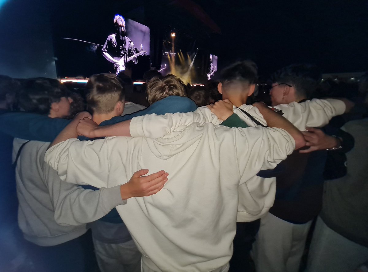 @samfendermusic These lads held one each as you played 'Dead Boys'. Very poignant... #RandL23 #samfender