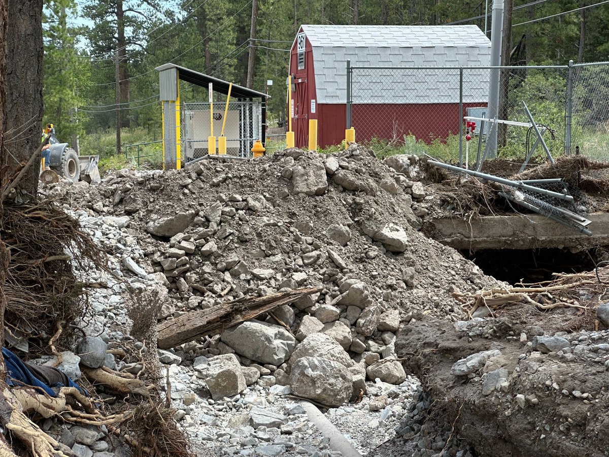 ClarkCountyNV's tweet image. Today, media was invited to see damage in Kyle Canyon. Extensive work is being done on roads and infrastructure. Damage still being assessed throughout @SMNRA.

Reminder to the public that ALL recreation areas on  the mountain are CLOSED including trails, camping &amp;amp; picnic areas.