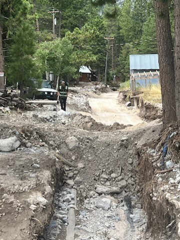 ClarkCountyNV's tweet image. Today, media was invited to see damage in Kyle Canyon. Extensive work is being done on roads and infrastructure. Damage still being assessed throughout @SMNRA.

Reminder to the public that ALL recreation areas on  the mountain are CLOSED including trails, camping &amp;amp; picnic areas.