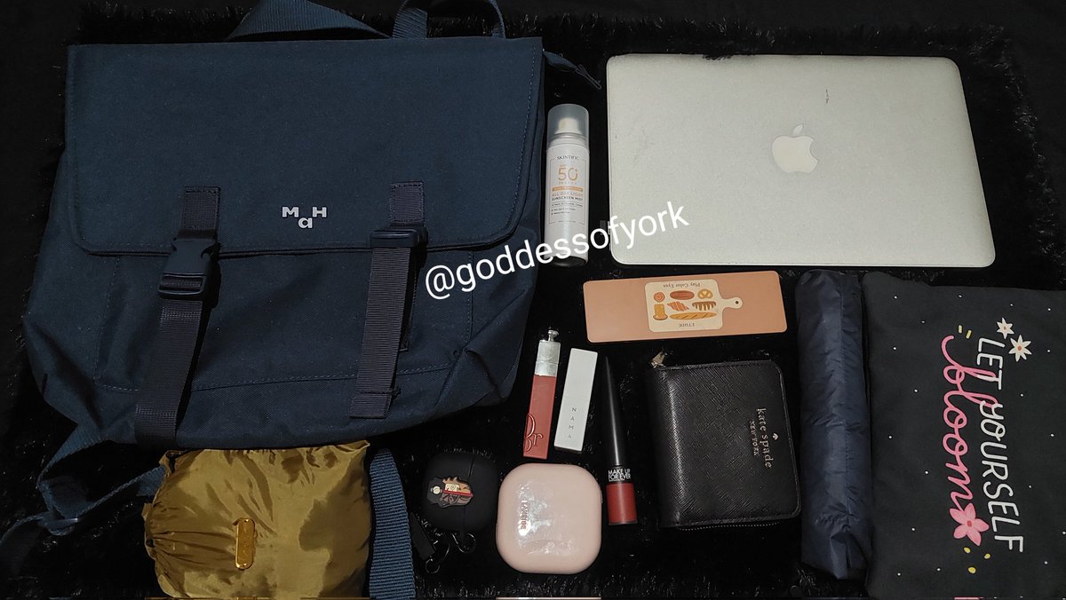 Goddessofyork's tweet photo. Ini juga salah satu favorit. Bahannya kanvas tebel anti air. Kalo lagi pengen pake backpack, gw biasanya pakai ini. See..muat banyak. Punya gw ini navy. Cocok buat kuliah atau ngantor.
Tasnya beli disini: https://t.co/D4VQMWfDB5 https://t.co/cudb7573BR