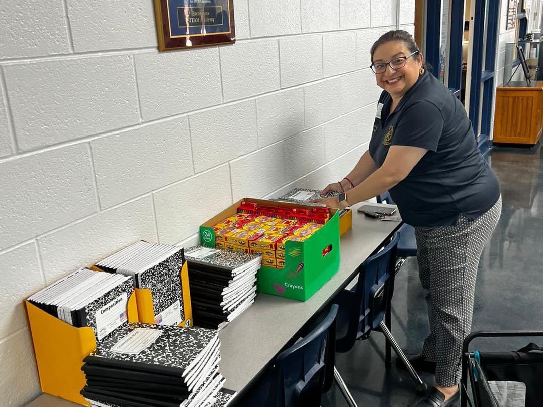 I was very happy to have been able to deliver school supplies to the students at Escontrias Elementary School in Socorro today along with City Rep. Rudy Cruz, who brought pizza to the students!  Thank you teachers and administrators at Escontrias for letting stop by today!