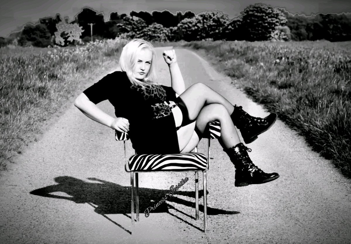 JessikaDommeUK's tweet photo. Crawl to my feet and await your punishment. 

#Tease #Goddess #Worship #Submit #Obey #Serve https://t.co/AdGNcYLapG