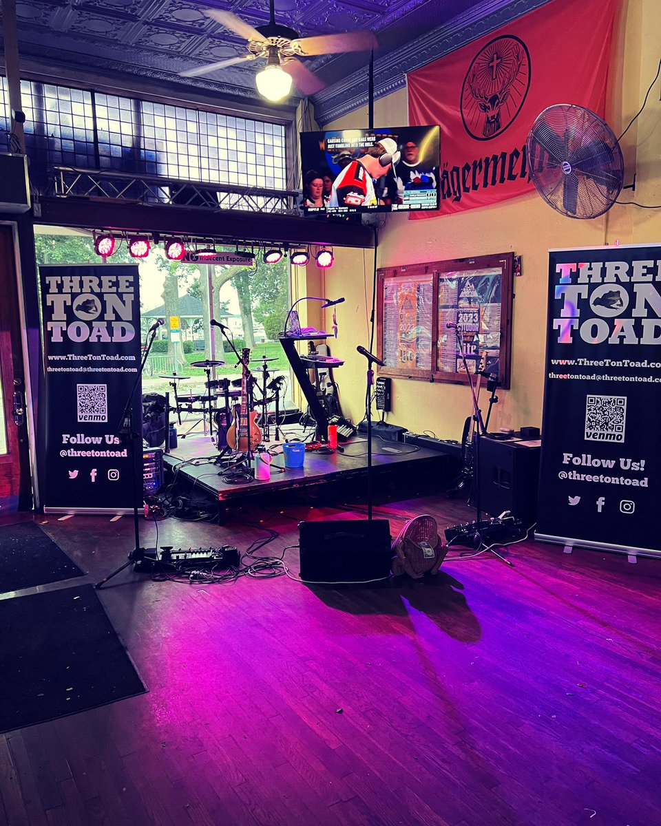 ThreeTonToad's tweet photo. Almost time up here at Frosty’s in Put-In Bay https://t.co/02c0fmZmqc
