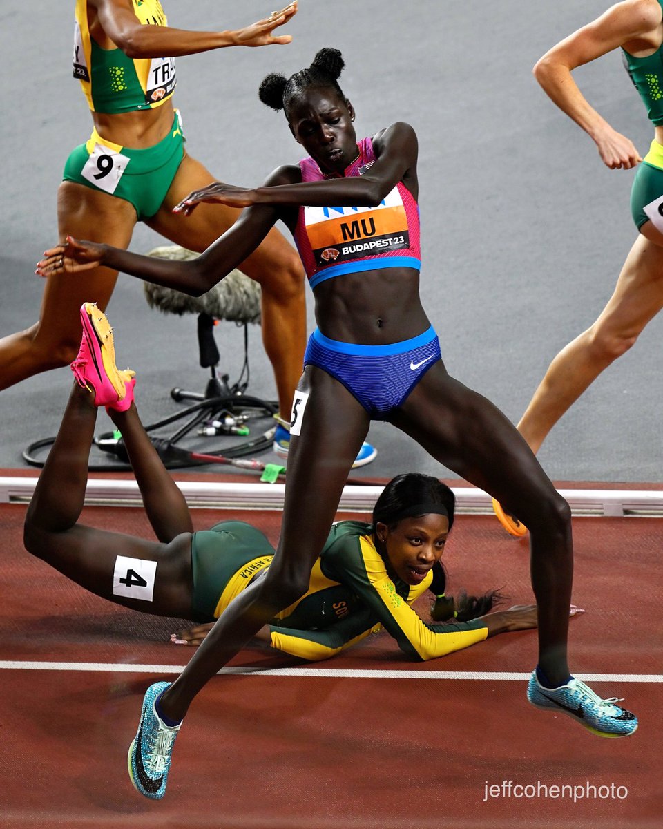 Athing Mu 🇺🇸 was almost tripped in the women’s 800m semis today, but here in this shot, she's dancing.😂😂

📸 @jeffcohenphoto