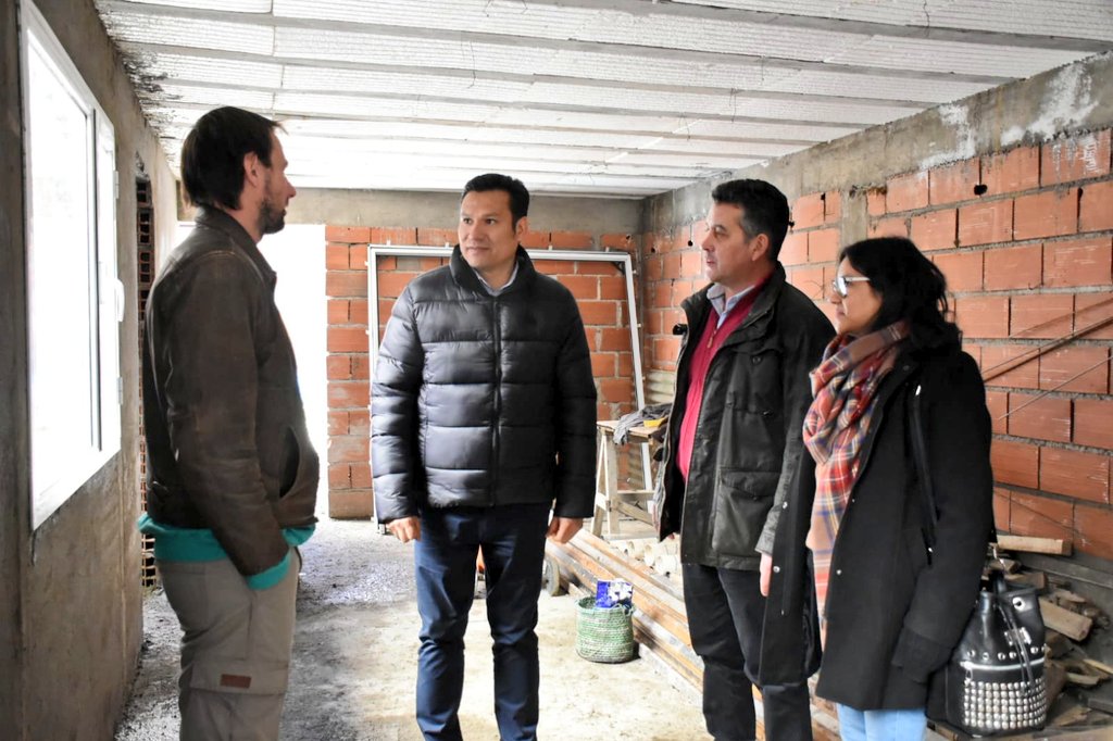 OLlancafilo's tweet photo. #Hoy #Aluminé Finalizamos el día recorriendo el edificio municipal junto a Gabriel y su equipo de trabajo, obra coordinada Provincia-Municipio que sumará espacios y nuevo sistema de calefacción, mejorando la atención a vecinos.
#MinisterioGobiernoEducación
#EsEnEquipo https://t.co/FEA5E75PEn