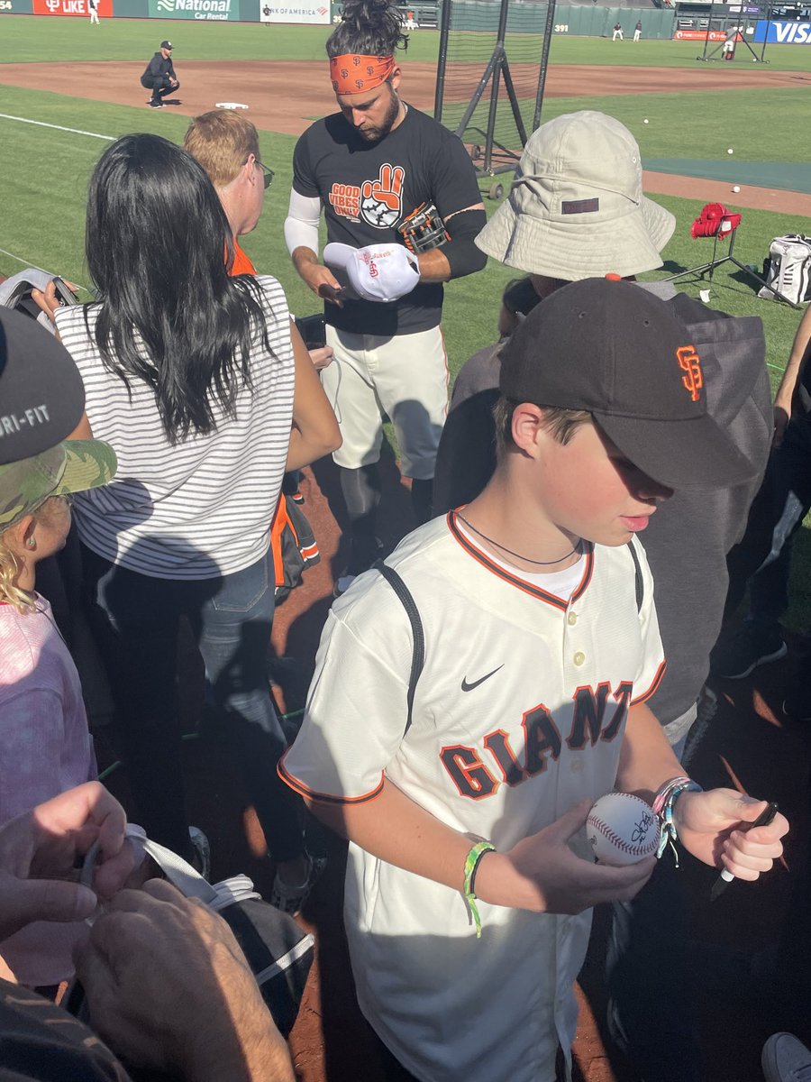⁦<a href="/bcraw35/">Brandon Crawford</a>⁩ Signing balls til every kid has one.