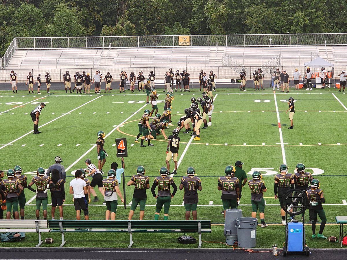 MOCO_Community's tweet photo. Back at @SVHSathletics 💚💛🦅 Scoreboard! New Year AND new 🪪 press badge! 🏈@SVHSFootball vs. 🏈@CadetsFootball , 1st home scrimmage. Game called early 🌩 SV takes the win 14-7. 🥳🥳Great job to both teams!! Get home safe and stay dry! ☂️ https://t.co/bt2BJ0MGcF
