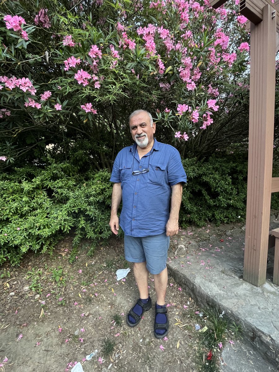 Ve böylece bu ömür, bu ömür her dakika,
Bir buz parçası gibi kendinden eriyecek.
Semada yıldızlardan, yerde kurtlardan başka,
Yaşayıp öldüğümü kimseler bilmeyecek!