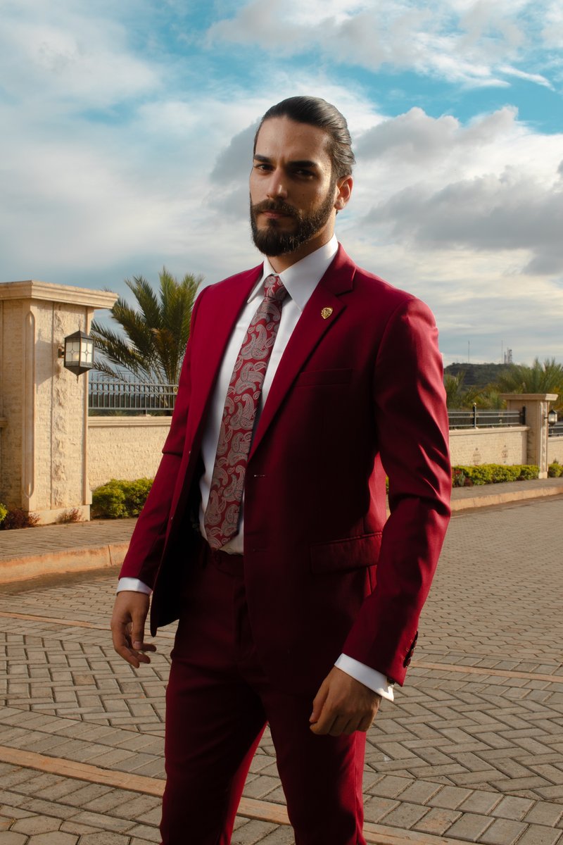 Nuestro nuevo traje inglés en un color que esta impregnado de energía y poder. #vivamagenta #pantone