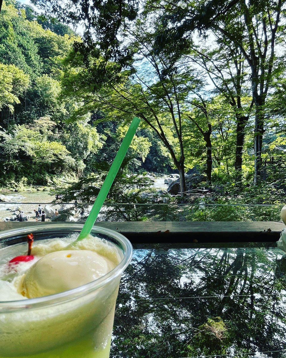 tomouniverse's tweet photo. 秋川渓谷に行きました！
水がとてもきれい✨
シャインマスカットのクリームソーダが美味でした👍
————-
#秋川渓谷 
#クリームソーダ 
#渓谷 
#野外テラス 
#野外テラス水の音 
#シャインマスカット https://t.co/yG1AGfzupF