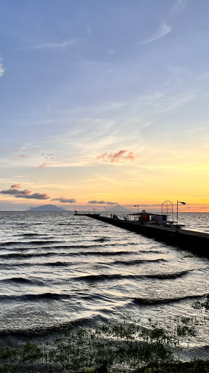 Desde el bello puerto de Morrito, apreciamos hermoso atardecer en el lago Cocibolca, con los volcanes Concepción y Maderas de la Isla de Ometepe de fondo 🌅 

📸 Intur Río San Juan

#RíoSanJuan
#NicaraguaFascinanteIrresistible
#NicaraguaÚnicaOriginal
<a href="/InturRivas/">Intur Rivas</a>