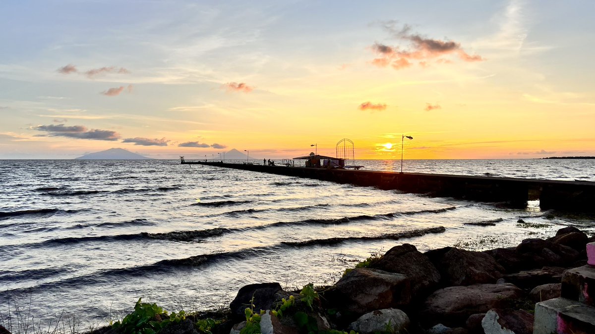 InturRioSanJuan's tweet photo. Desde el bello puerto de Morrito, apreciamos hermoso atardecer en el lago Cocibolca, con los volcanes Concepción y Maderas de la Isla de Ometepe de fondo 🌅 

📸 Intur Río San Juan

#RíoSanJuan
#NicaraguaFascinanteIrresistible
#NicaraguaÚnicaOriginal
@InturRivas https://t.co/tuE2PfNbvF
