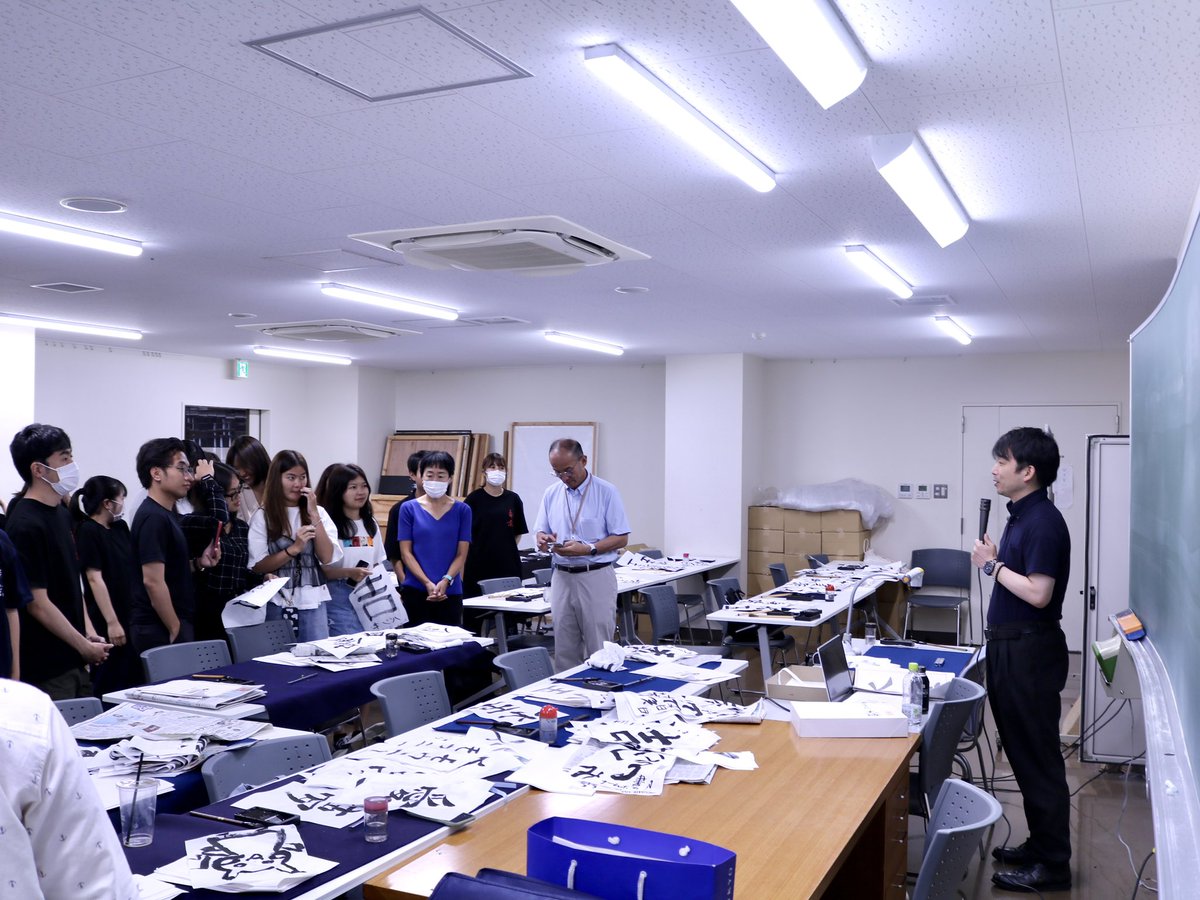 Teikyo_tibo's tweet photo. #帝京大学書道部 学生の #書道パフォーマンス が披露されて 🌏#TAEP の留学生も👀興味津々✨!#書道 を通して学生同士が交流を持てたことはとても素敵なことだボーッ!最後はみんなで📷記念撮影!!お疲れさまでしたボ✨
#帝京大学 #国際交流 #帝京大学アジア交流プログラム #書道部 #福井淳哉 監督 https://t.co/qeUAWDYHF2