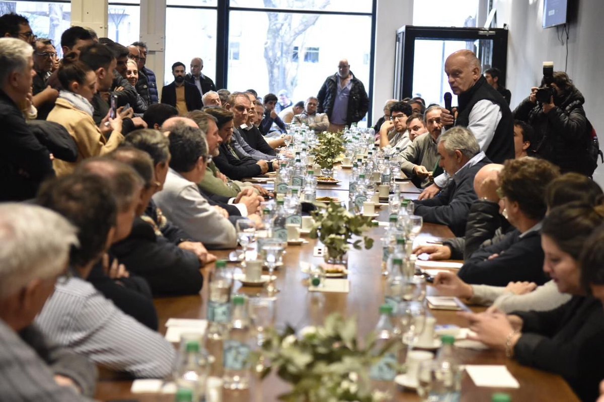 ArielMBordaisco's tweet photo. No hay futuro de la mano de los improvisados, del fanatismo y del populismo. Desde la UCR bonaerense, firmamos un compromiso. Recorreremos la provincia para defender el cambio que brinda certeza y esperanza. El cambio es con @PatoBullrich @Nestorgrindetti @MFernandezTL @MaxiAbad. https://t.co/r39McNG1SS
