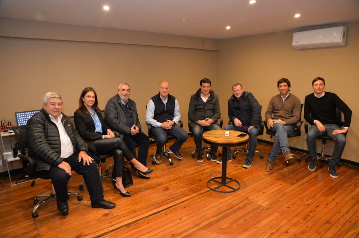 ArielMBordaisco's tweet photo. No hay futuro de la mano de los improvisados, del fanatismo y del populismo. Desde la UCR bonaerense, firmamos un compromiso. Recorreremos la provincia para defender el cambio que brinda certeza y esperanza. El cambio es con @PatoBullrich @Nestorgrindetti @MFernandezTL @MaxiAbad. https://t.co/r39McNG1SS