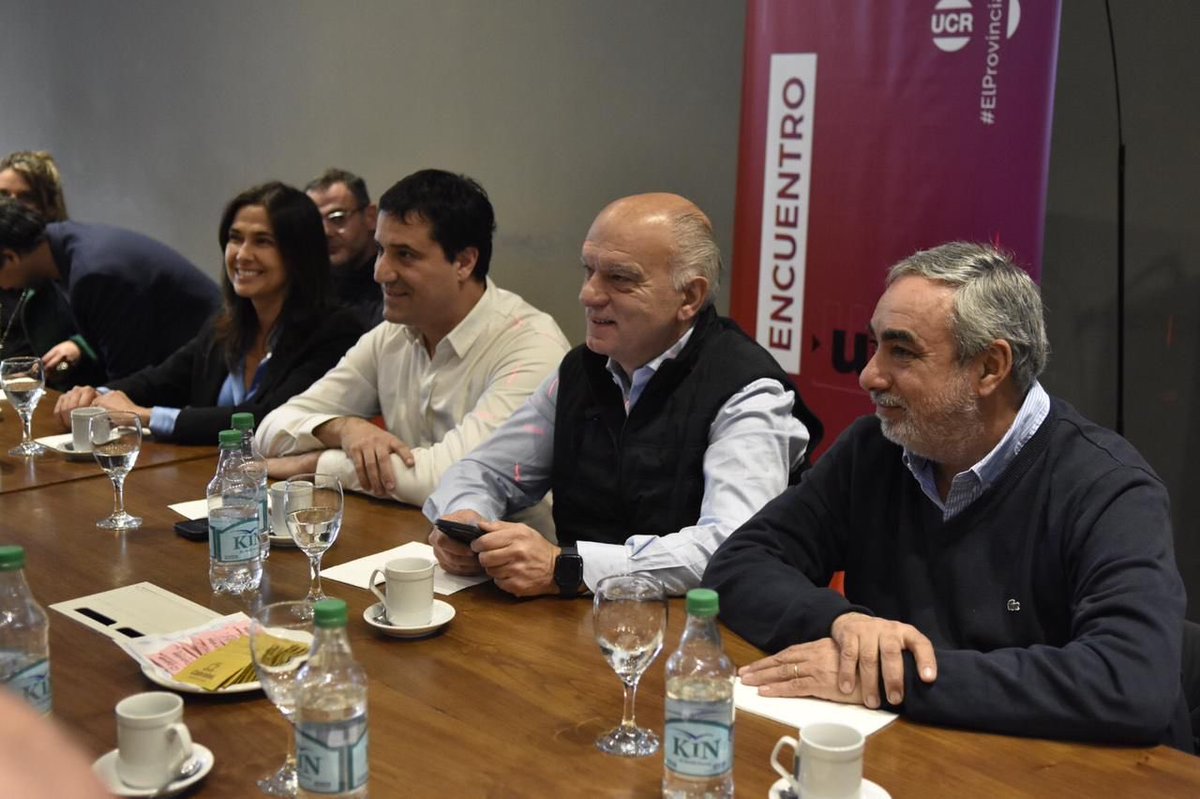 No hay futuro de la mano de los improvisados, del fanatismo y del populismo. Desde la UCR bonaerense, firmamos un compromiso. Recorreremos la provincia para defender el cambio que brinda certeza y esperanza. El cambio es con <a href="/PatoBullrich/">Patricia Bullrich</a> <a href="/Nestorgrindetti/">Néstor Grindetti</a> <a href="/MFernandezTL/">Miguel Fernández</a> <a href="/MaxiAbad/">Maxi Abad</a>.