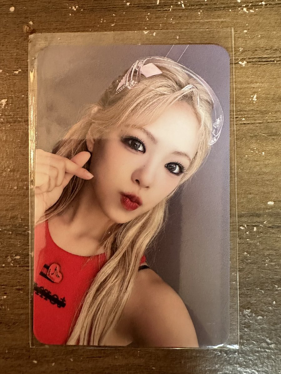 warriornopi83's tweet photo. When I saw this I had to have it! This is my favourite #Yue photocard 💜 She is so so so pretty! #GirlsRoundPart2 #Makestar #Lapillus https://t.co/q5foOvd9Wz