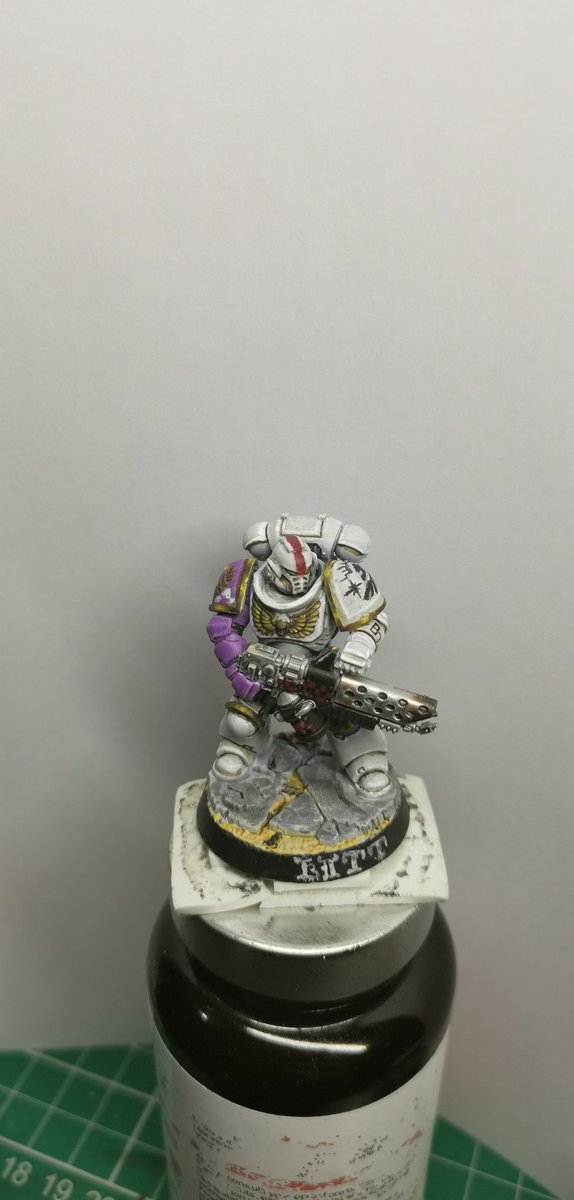 ZapHeccinRocks's tweet photo. This month's free miniature was an infernus marine and my local GW is holding a painting competition for them.

I painted mine like @mixuen_chan 's oc Kitt (in his Sergeant appearance).

It involved a lot of freehand and trying new techniques like precise edge highlights and NMM. https://t.co/ORoyuRbhu3
