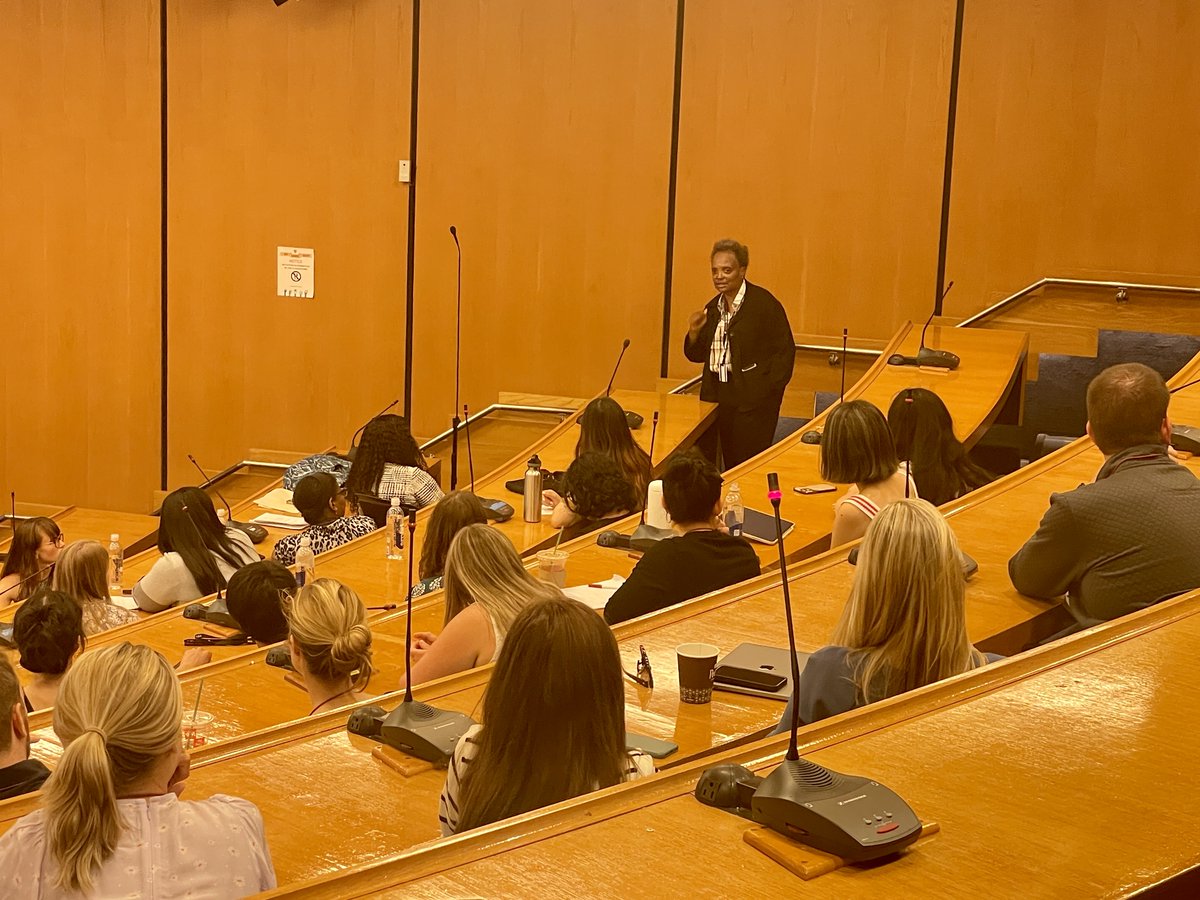 HarvardChanSLFP's tweet photo. This week, we welcomed Mayor @LoriLightfoot to @HarvardChanSPH ! 🌟 She engaged in the Harvard Chan Health Policy and Management departmental info session, connected with multiple Harvard Chan faculty members, and took part in the School's welcome activities.🏥🌎 #EquityInHealth https://t.co/StNhPwpJfQ