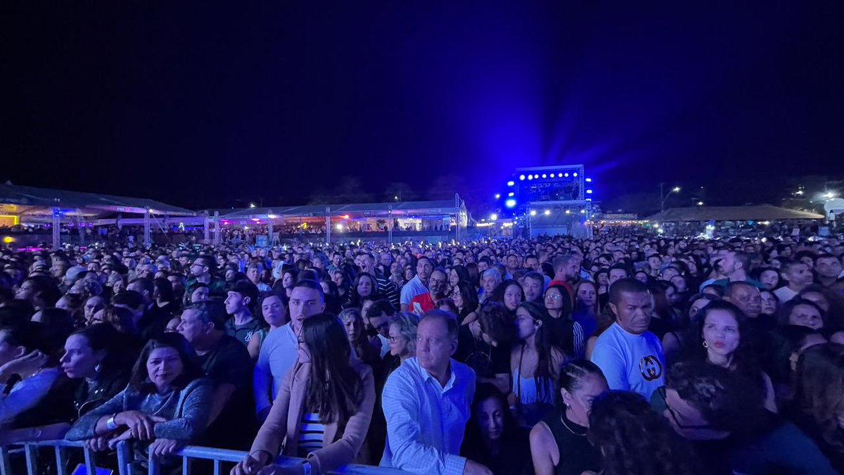 g1bahia's tweet photo. Começou a festa! 🎵🎵🎵 Acompanhe tempo real da primeira noite do Festival de Inverno Bahia #fib23 #g1ba Confira ==> https://t.co/JOQAWEI77O https://t.co/eM5uR61dxZ
