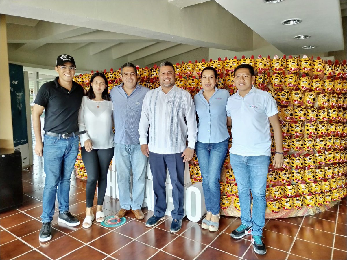 Sectur_Guerrero's tweet photo. Santos Ramírez se reunió con el equipo de la Oficina de Congresos y Visitantes de Ixtapa Zihuatanejo @VisitIZ encabezado por @pedrocastelan

La agenda de eventos próximos y conectividad aérea hacia Ixtapa y Zihutanejo, fueron los temas centrales tratados. #Guerrero #HogarDelSol https://t.co/VXSGKh4GjV